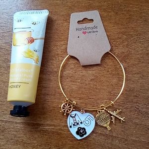 NWT! No 5 braclet with charms great quality comes with lotion